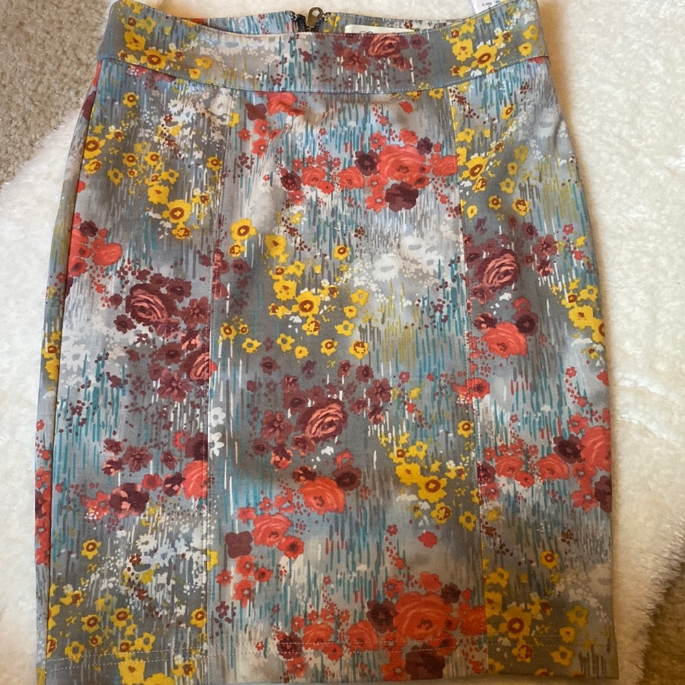 🚛 Forever 21 Boutique Floral Mini Skirt with zipper Detail
